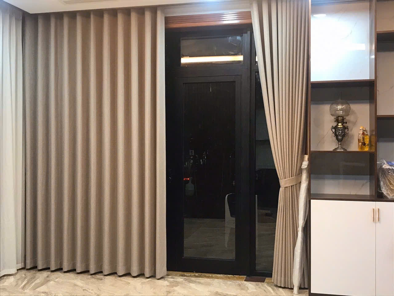 Rèm vải 1 lớp ở Tân Phú – Lựa chọn hoàn hảo từ Rèm cửa Lê Cương  Khi nhắc đến sự tiện nghi và thẩm mỹ cho không gian sống hiện đại, rèm vải 1 lớp ở Tân Phú luôn là lựa chọn được nhiều gia đình ưu tiên. Với thiết kế tối giản, khả năng cản sáng hiệu quả và giá cả hợp lý, rèm vải 1 lớp ngày càng được yêu thích, đặc biệt khi được cung cấp bởi Rèm cửa Lê Cương, đơn vị uy tín hàng đầu tại Tân Phú và TP.HCM.  1. Rèm vải 1 lớp ở Tân Phú – Vì sao được ưa chuộng? 1.1. Thiết kế hiện đại, tinh tế Rèm vải 1 lớp mang đến vẻ đẹp tối giản nhưng không kém phần sang trọng, phù hợp với nhiều phong cách nội thất, từ hiện đại đến cổ điển. Đặc biệt, các mẫu rèm vải 1 lớp ở Tân Phú tại Rèm cửa Lê Cương luôn được cập nhật xu hướng mới nhất, mang lại sự hài lòng tuyệt đối cho khách hàng.  1.2. Chất liệu cao cấp, bền đẹp Chất liệu vải mềm mại, bền màu và dễ dàng vệ sinh. Đa dạng về màu sắc và hoa văn, giúp bạn dễ dàng lựa chọn mẫu rèm phù hợp với không gian. Khả năng cản sáng tốt, giúp bảo vệ nội thất và tạo không gian sống thoải mái. 1.3. Phù hợp với nhiều không gian Rèm vải 1 lớp ở Tân Phú là giải pháp lý tưởng cho:  Phòng khách: Mang lại vẻ đẹp sang trọng, hiện đại. Phòng ngủ: Tạo không gian yên tĩnh, riêng tư. Phòng làm việc: Giúp giảm ánh sáng chói, tăng hiệu quả công việc. 2. Lợi ích khi sử dụng rèm vải 1 lớp ở Tân Phú Cản sáng hiệu quả: Lớp vải dày dặn giúp giảm bớt ánh sáng mạnh từ bên ngoài, mang lại sự dễ chịu cho không gian sống. Tăng tính thẩm mỹ: Các mẫu rèm vải 1 lớp tại Rèm cửa Lê Cương giúp không gian trở nên hài hòa và đẹp mắt hơn. Tiết kiệm chi phí: So với các loại rèm khác, rèm vải 1 lớp có mức giá phải chăng nhưng vẫn đảm bảo chất lượng vượt trội. Dễ dàng lắp đặt và bảo quản: Rèm nhẹ, dễ lắp đặt, dễ tháo rời và vệ sinh. 3. Quy trình thi công rèm vải 1 lớp tại Rèm cửa Lê Cương 3.1. Tư vấn miễn phí tại nhà Đội ngũ nhân viên của Rèm cửa Lê Cương sẽ đến tận nơi khảo sát, đo đạc và tư vấn mẫu rèm phù hợp nhất với không gian căn hộ của bạn ở Tân Phú.  3.2. Lựa chọn mẫu mã đa dạng Khách hàng tại Tân Phú được xem mẫu thực tế, lựa chọn từ hàng trăm mẫu rèm vải 1 lớp đẹp, hiện đại với chất liệu cao cấp.  3.3. Thi công chuyên nghiệp Với đội ngũ thợ lắp đặt lành nghề, chúng tôi cam kết thi công rèm cửa ở Tân Phú nhanh chóng, chính xác và đạt tiêu chuẩn cao nhất.  3.4. Kiểm tra và bàn giao Sau khi thi công, rèm sẽ được kiểm tra kỹ lưỡng để đảm bảo hoạt động hoàn hảo trước khi bàn giao cho khách hàng.  4. Vì sao chọn Rèm cửa Lê Cương cho rèm vải 1 lớp ở Tân Phú? Rèm cửa Lê Cương là đơn vị chuyên cung cấp và thi công rèm cửa ở Tân Phú, với nhiều năm kinh nghiệm và hàng trăm dự án thành công. Chúng tôi cam kết:  Chất lượng đảm bảo: Tất cả rèm vải đều được làm từ chất liệu cao cấp, bền đẹp với thời gian. Mẫu mã đa dạng: Luôn cập nhật xu hướng mới nhất, đáp ứng mọi phong cách nội thất. Giá cả cạnh tranh: Cung cấp rèm vải 1 lớp ở Tân Phú với mức giá tốt nhất, phù hợp với ngân sách của khách hàng. Dịch vụ chuyên nghiệp: Tư vấn, lắp đặt và bảo hành tận tâm, mang lại sự hài lòng tuyệt đối. 5. Liên hệ Rèm cửa Lê Cương – Giải pháp rèm cửa ở Tân Phú Nếu bạn đang tìm kiếm các mẫu rèm vải 1 lớp ở Tân Phú với chất lượng vượt trội và giá cả hợp lý, hãy đến với Rèm cửa Lê Cương. Chúng tôi cam kết mang đến giải pháp rèm cửa hoàn hảo, giúp không gian của bạn thêm phần sang trọng và tiện nghi.  CTY TNHH SX TM VÀ DV LÊ CƯƠNG Địa chỉ: 79/26/7 Bờ Bao Tân Thắng, P. Sơn Kỳ, Q. Tân Phú, TP HCM ☎️ Hotline 1: 0962.486.476  ☎️ Hotline 2: 0964.484.469  ✉️ levancuonggg24021982@gmail.com  Website: www.remcualecuong.com  Liên hệ ngay để được tư vấn miễn phí !  Hãy để Rèm cửa Lê Cương đồng hành cùng không gian sống của bạn, mang đến những trải nghiệm tuyệt vời nhất với các sản phẩm rèm vải 1 lớp chất lượng cao! Rèm vải 1 lớp ở Tân Phú – Lựa chọn hoàn hảo từ Rèm cửa Lê Cương