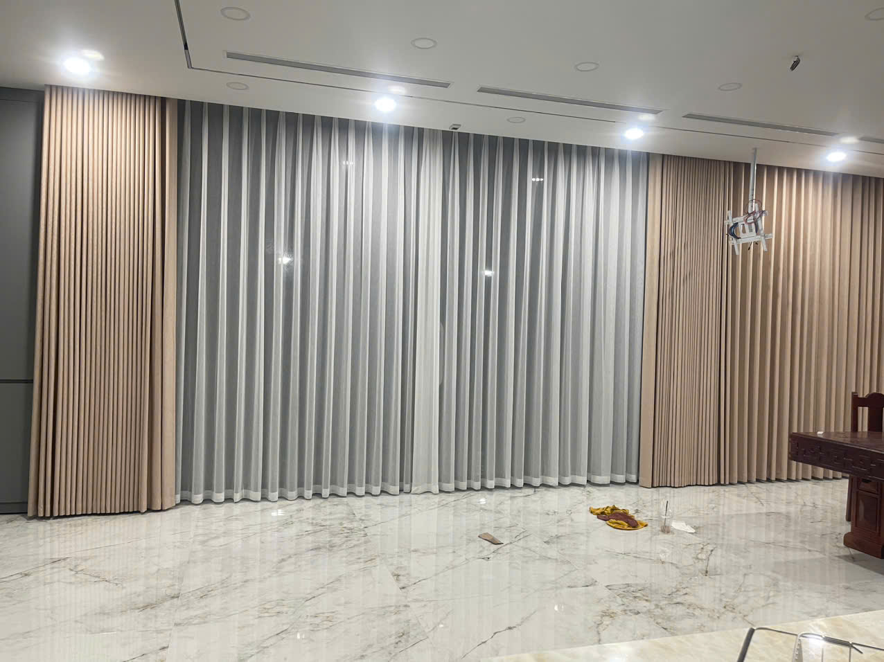 Tại Rèm cửa Lê Cương, chúng tôi tự hào là đơn vị cung cấp rèm cửa ở Tân Phú với đa dạng mẫu mã, chất lượng cao, mang lại sự hài lòng tuyệt đối cho khách hàng.