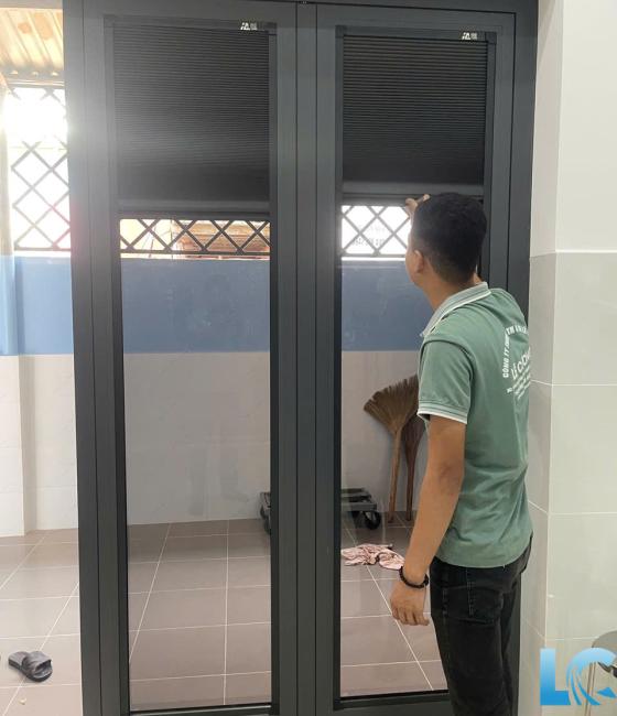 RÈM TỔ ONG GẮN KÍNH 
